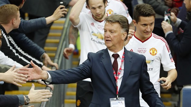 SBOHEM. Louis  van Gaal, trenr Manchesteru United se vtzstvm v FA Cupu s tmem rozlouil. V pondl v klubu skonil.