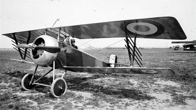 Sthaka Nieuport 17 s odpalovacmi trubicemi pro rakety Le Prieur na mezikdelnch vzprch