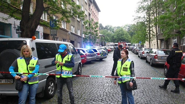 Zsah policie u socilnho centra Klinika. Anonym tam nahlsil u podruh bombu (24. kvten 2016)