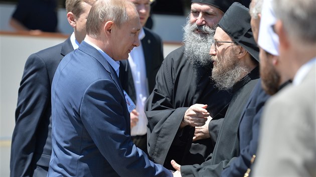 Vladimir Putin pi sv nvtv posvtn hory Athos v ecku (28. kvten 2016)