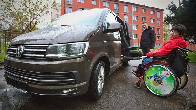 Handicapovan dvojata se dokala. Speciln upraven sedaky je vyzvednou do auta.