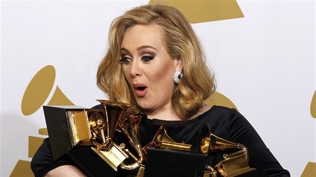 Grammy 2012 -  23letá Adele se svými esti cenami (Los Angeles, 12. února 2012)