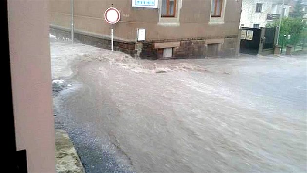 Stedoesk Pbramsko a Berounsko zashly siln bouka a krupobit. (23. kvtna 2016)