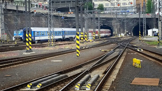 Vykolejen vlakov souprava eskch drah na praskm Hlavnm ndra blokuje eleznin dopravu ve smru do Vrovic. (27. kvtna 2016)
