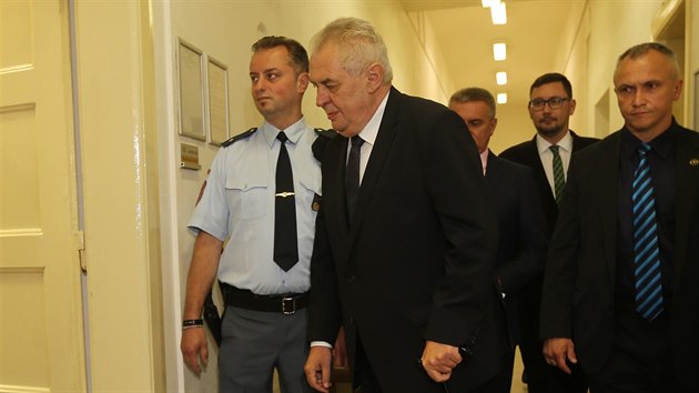 Prezident Milo Zeman u Obvodnho soudu pro Prahu 1 (24. kvtna 2016)
