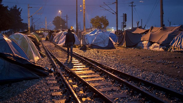 Benci v Idomeni mezi kolejemi ekaj ji msce, zda se oteve makedonsk hranice (20. kvtna 2016).