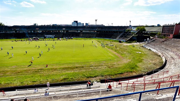 Na brnnskm stadionu za Lunkami se v exhibinm utkn stetl vbr brnnskch fanouk a fotbalist Lunky United (v blm) s celkem britskch fotbalovch manaer Wembley United (v modrm). Do ochoz obho stnku dorazily zhruba ti stovky zvdavc.