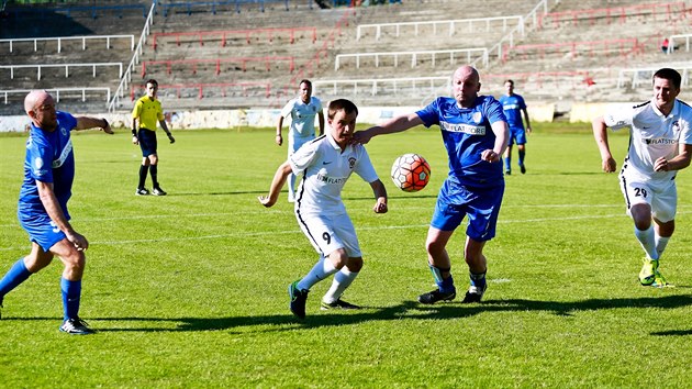 Na brnnskm stadionu za Lunkami se v exhibinm utkn stetl vbr brnnskch fanouk a fotbalist Lunky United (v blm) s celkem britskch fotbalovch manaer Wembley United (v modrm).