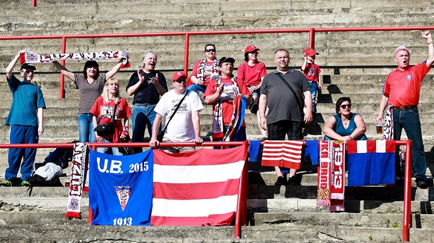 Na brnnskm stadionu za Lunkami se v exhibinm utkn stetl vbr brnnskch fanouk a fotbalist Lunky United s celkem britskch fotbalovch manaer Wembley United.