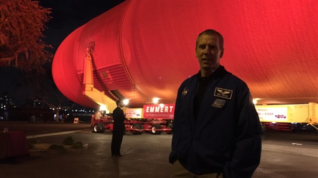 Astronaut Andrew Feustel pzuje ped pdavnou ndr raketoplnu Endeavour. Los Angeles 21.5.2016.