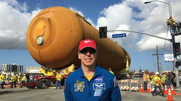 Astronaut Andrew Feustel pzuje ped pdavnou ndr raketoplnu Endeavour. Los Angeles 21.5.2016.