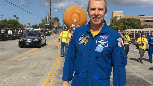 Astronaut Andrew Feustel pzuje ped pdavnou ndr raketoplnu Endeavour. Los Angeles 21.5.2016.