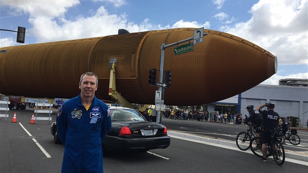 Astronaut Andrew Feustel pzuje ped pdavnou ndr raketoplnu Endeavour. Los Angeles 21.5.2016.