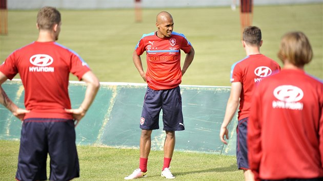 Theodor Gebre Selassie (uprosted) bhem trninku fotbalov reprezentace na soustedn v Kranzachu.