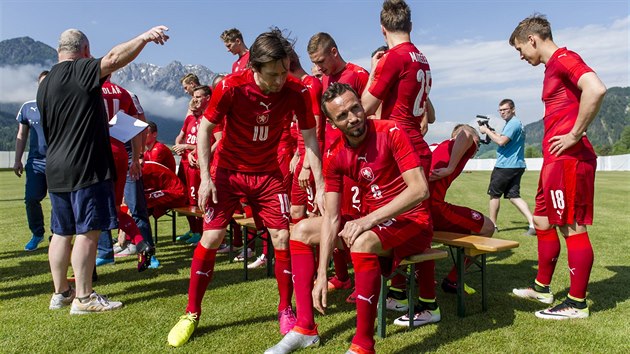 MAZCI DO PRVN ADY et fotbalist se pipravuj na oficiln tmov focen, vpedu Tom Sivok a kapitn Tom Rosick.