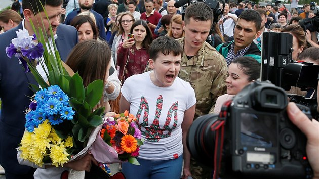 Osvobozená ukrajinská letkyn Nadija Savenková piletla do Kyjeva (25. kvtna...