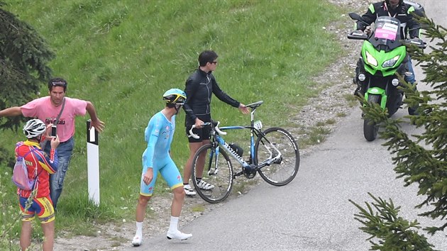 Vincenzo Nibali a nucen vmna kola bhem patnct etapy Gira dItalia.