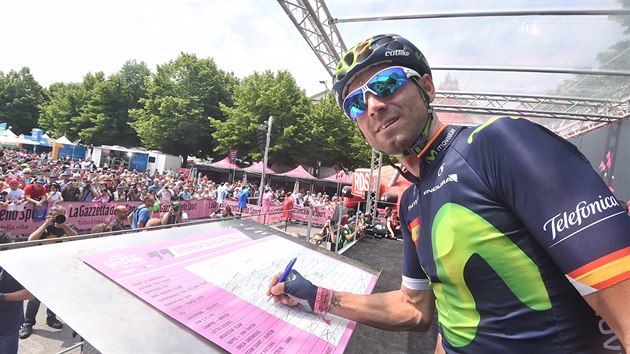 Alejandro Valverde ped startem 19. etapy Gira dItalia.