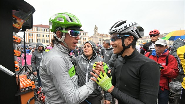 KOLUMBIJSK DVOJICE NA GIRU. Usmvav Esteban Chaves (vpravo) a Rigoberto Uran ped startem posledn etapy Gira.