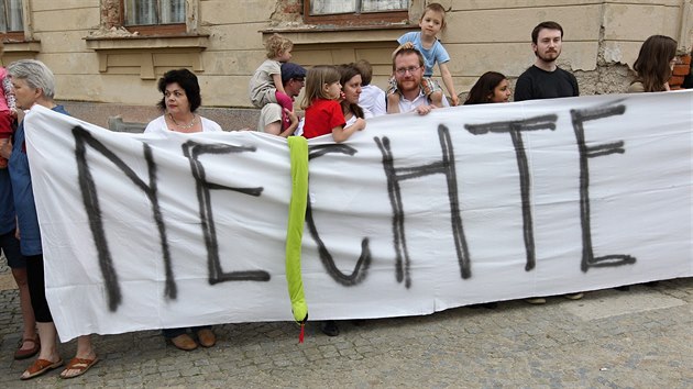 Asi osm destek lid v Teli protestovalo proti zvaovan demolici bvalho hotelu mezi centrem msta a ndram. I kdy se jedn o oprskanou a nepli udrovanou budovu, proti bourn se podepisovala i petice.