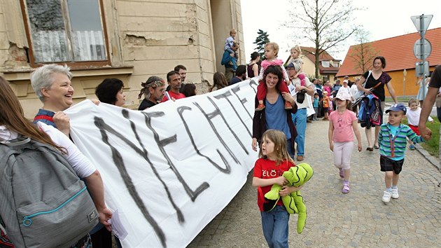 Asi osm destek lid v Teli protestovalo proti zvaovan demolici bvalho hotelu mezi centrem msta a ndram. I kdy se jedn o oprskanou a nepli udrovanou budovu, proti bourn se podepisovala i petice.