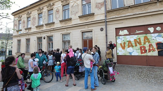 Asi osm destek lid v Teli protestovalo proti zvaovan demolici bvalho hotelu mezi centrem msta a ndram. I kdy se jedn o oprskanou a nepli udrovanou budovu, proti bourn se podepisovala i petice.