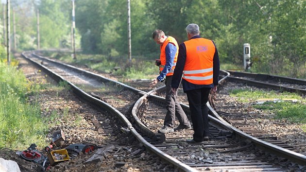 Pes noc technici rozezali vykolejen vagn. Bhem ptku se jednotliv ndoby naplnn cementem pokus naloit na nehodov vlak. Vykolejen vagn citeln poniil zhruba dva kilometry trat, SDC bude muset vymnit 2400 prac.