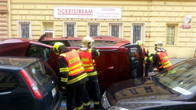 Auto se po nehod pevrtilo na bok, idi z msta utekl (24.5.2016).