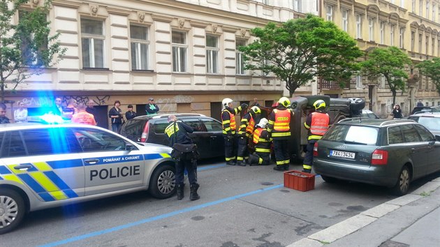 Auto se po nehod pevrtilo na bok, idi z msta utekl (24.5.2016).