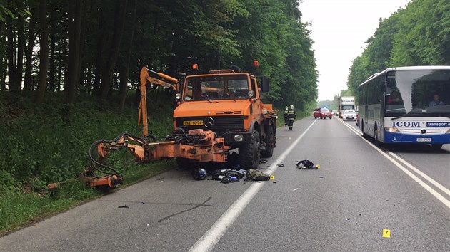 Vn dopravn nehoda u Beneova, pi kter se stetl motork s vozem silni (26.5.2016).