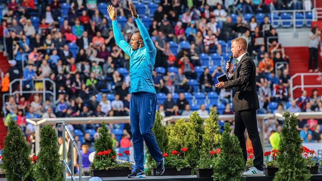 Usain Bolt zdraví diváky na mítinku Zlatá tretra.