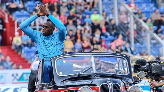 Usain Bolt zdraví diváky pi slavnostním zahájení mítinku Zlatá tretra.