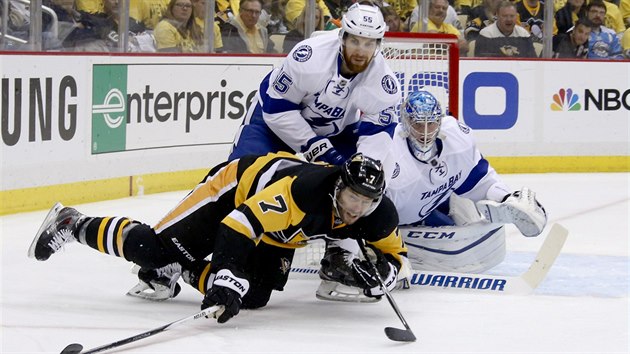 Matt Cullen z Pittsburghu se t k ledu, Braydon Coburn z Tampy Bay a brank Andrej Vasilevskij maj jeho prnik pod kontrolou.