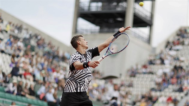 SERVIS. Tomá Berdych ve druhém kole Roland Garros.