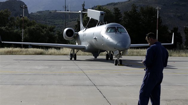 Letoun EMB-145H AEW&C s radarem Erieye z eckho letectva je zapojen do ptrac akce po zcenm letadle spolenosti EgyptAir.