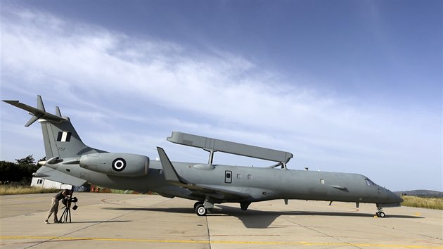 Letoun EMB-145H AEW&C s radarem Erieye z eckho letectva je zapojen do ptrac akce po zcenm letadle spolenosti EgyptAir.