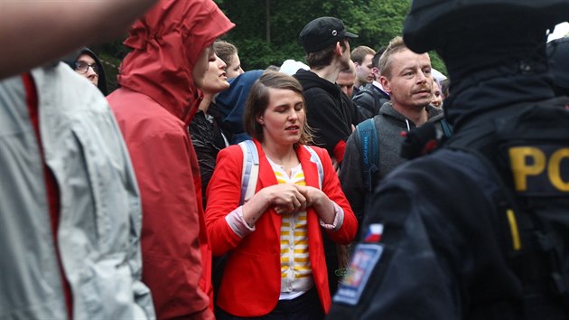 Policie zasahuje v praskm socilnm centru Klinika pot, co v n anonym nahlsil bombu. (24. kvtna 2016)