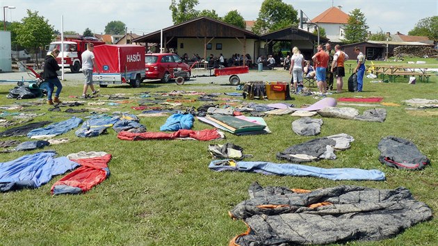 Obce na Krlovhradecku se vzpamatovvaj z niivch povodn, kter v sobotu veer vyplavily Vravu, Jlovice a okoln vesnice.  (29.5.2016)