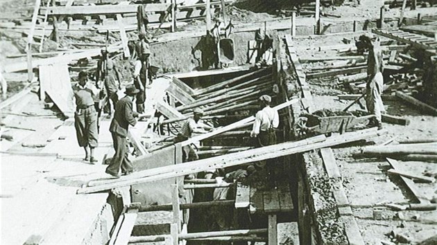 Betonovn zklad dlninho mostu za obc Zstizly. Snmek podil 7. z 1939 stavbyvedouc firmy Fri a Branberger Vladimr Synek.