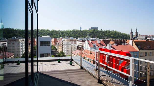 Terasy zabraj dohromady 600 tverench metr, tedy piblin desetinu prostor, je si STRV v karlnskm komplexu River Garden.