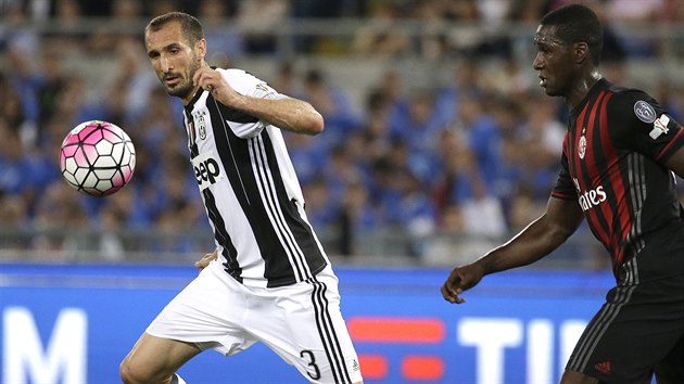 Giorgio Chiellini (vlevo) z Juventusu Turn sth m spolu s Cristianem Zapatou z AC Miln.