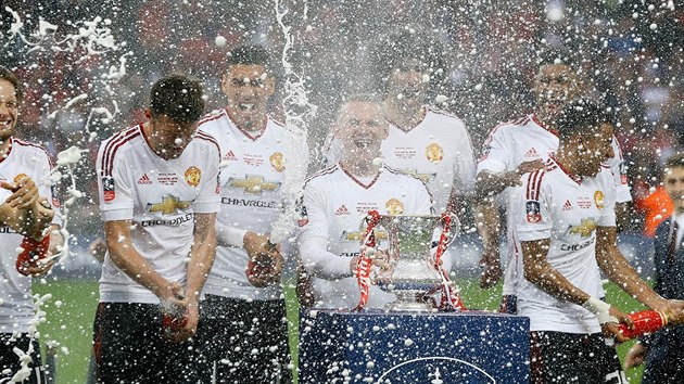 Fotbalist Manchesteru United se raduj z triumfu v Anglickm pohru.