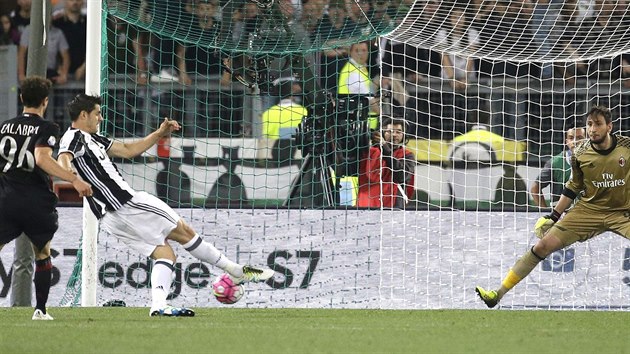 Alvaro Morata (druh zleva) z Juventusu Turn stl vtzn gl ve finle Italskho pohru s AC Miln.