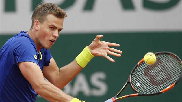 Kanadsk tenista Vasek Pospisil v duelu s Tomem Berdychem.