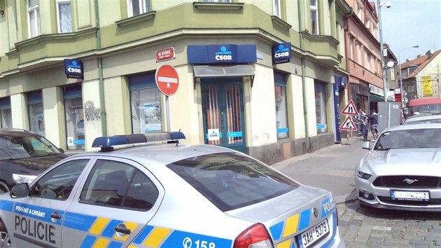 Prat kriminalist ptraj po lupii, kter v pondl hodinu ped polednem vykradl banku v Kobylisch a hrozil bombou (24.5.2016)