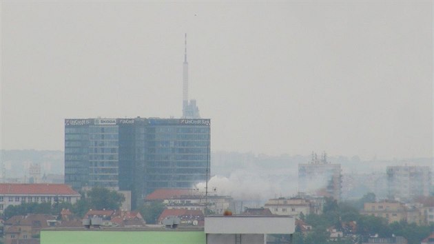 Zchrani a hasii zasahovali ve stedu odpoledne v Michli, kde dolo k vbuchu drogov varny. Zdravotnci oetili poplenho mue, kter byl pot pevezen do nemocnice (25.5.2016)