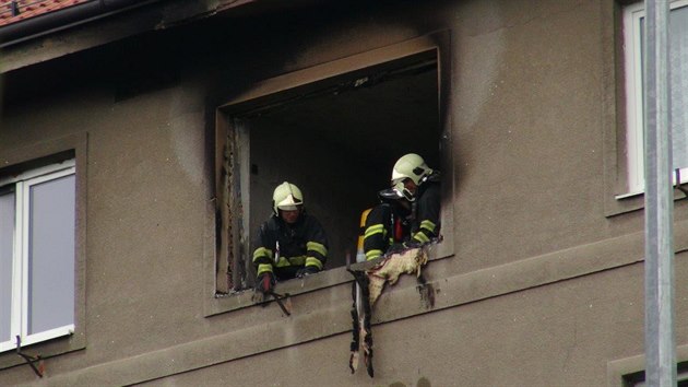 Zchrani a hasii zasahovali ve stedu odpoledne v Michli, kde dolo k vbuchu drogov varny. Zdravotnci oetili poplenho mue, kter byl pot pevezen do nemocnice (25.5.2016)