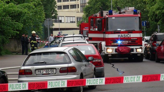 Zchrani a hasii zasahovali ve stedu odpoledne v Michli, kde dolo k vbuchu drogov varny. Zdravotnci oetili poplenho mue, kter byl pot pevezen do nemocnice (25.5.2016)
