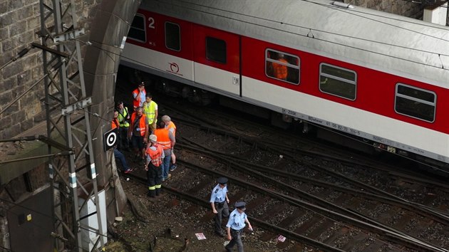V ptek krtce po poledni dolo v Praze na Hlavnm ndra k vykolejen vlaku eskch drah (27.5.2016)
