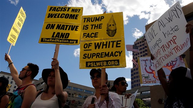 Volebn mtink prezidentskho kandidta Donalda Trumpa v Albuquerque v Novm Mexiku provzely protesty a nsilnosti (26. kvtna 2016).